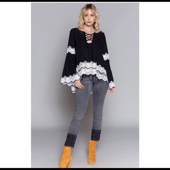 𝅺BABYDOLL Blouse with Bell Sleeves in Black - Picture 4 of 12